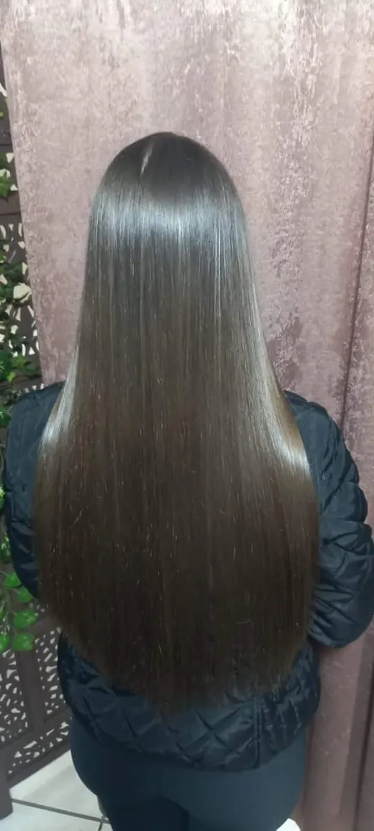 Alisamento em cabelo castanho longo com acabamento espelhado feito no Morgana Silveira Studio de Beleza em Coqueiros, Florianópolis