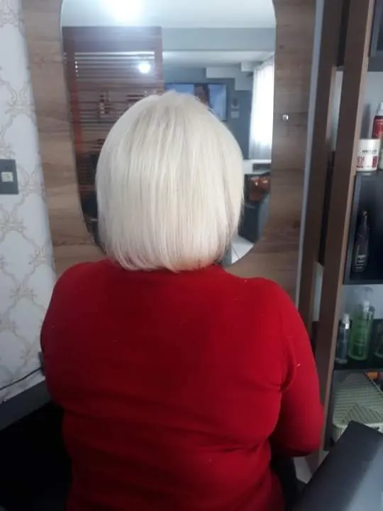 Corte chanel com loiro platinado claro