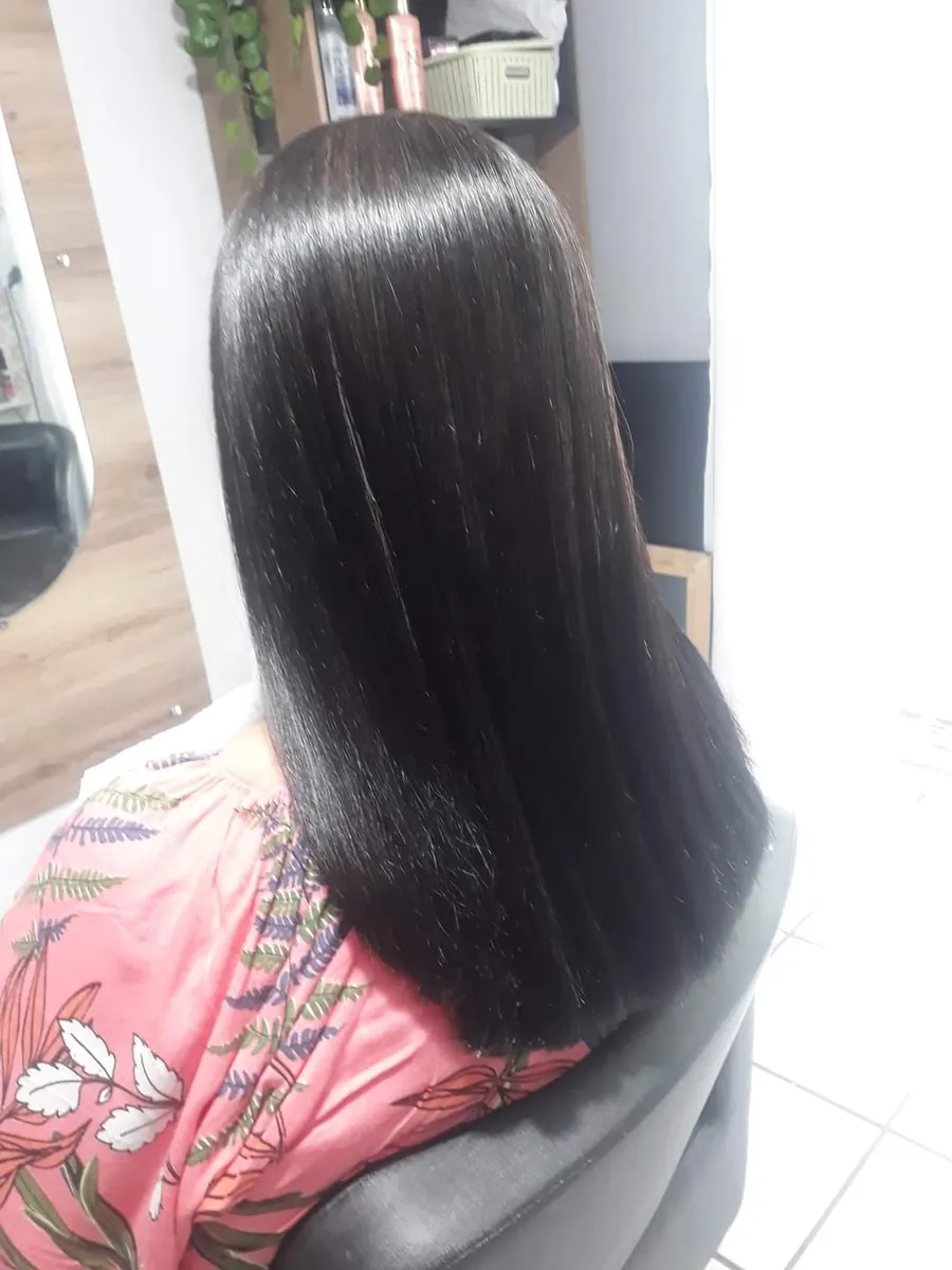Cabelo castanho escuro liso com brilho após escova e tratamento