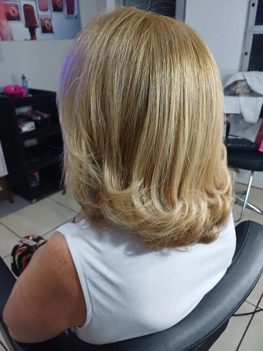 Loiro mel com escova modelada nas pontas