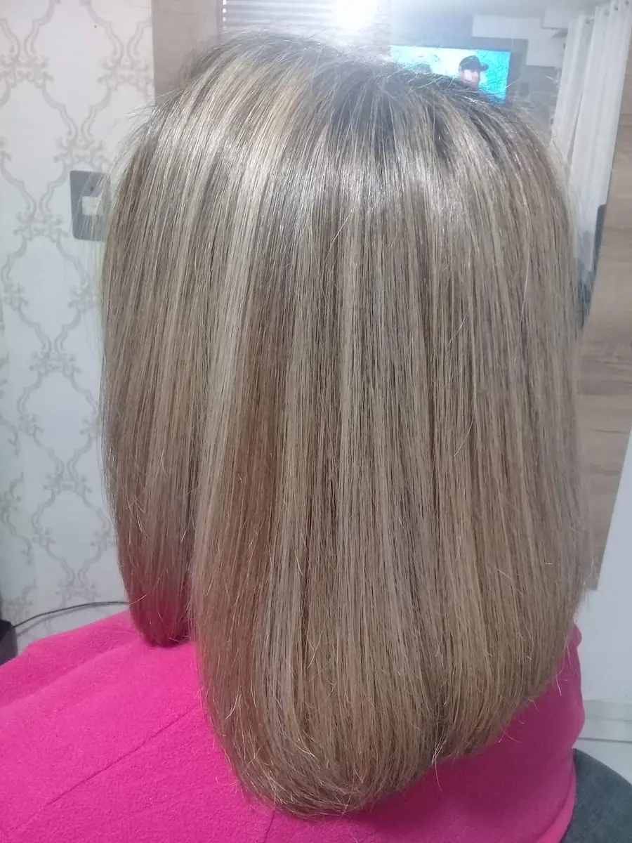 Luzes finas em cabelo long bob castanho claro