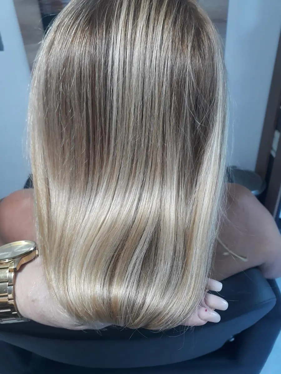 Mechas loiras douradas em cabelo liso médio feitas no Morgana Silveira Studio de Beleza em Coqueiros, Florianópolis