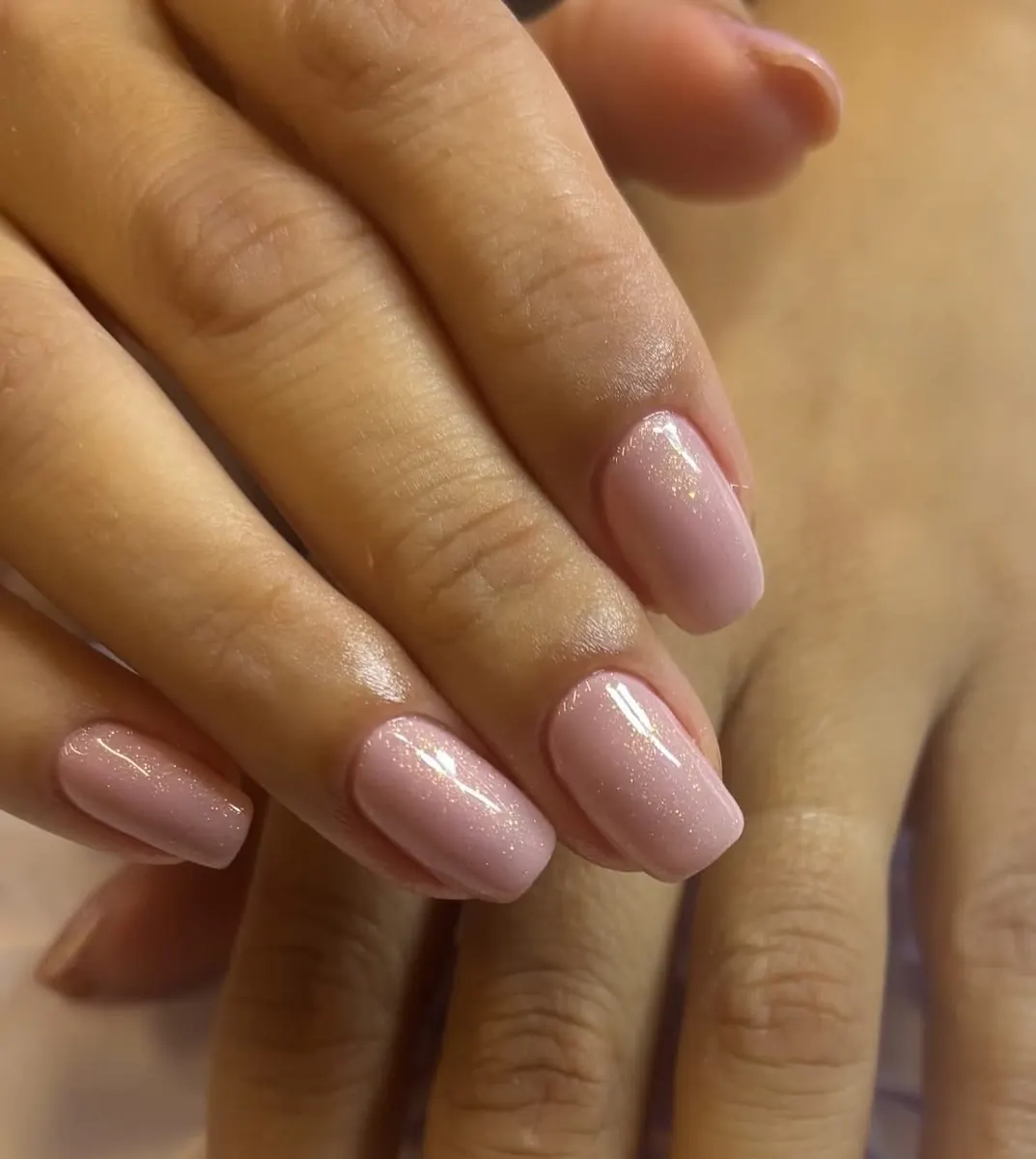 Unhas nude rosé com brilho dourado e esmaltação em gel feitas no Morgana Silveira Studio de Beleza em Coqueiros, Florianópolis