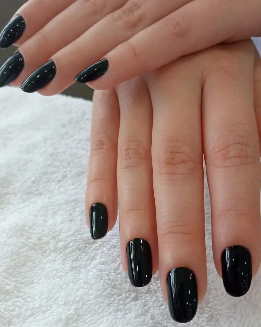 Unhas amendoadas com esmaltação preta brilhante